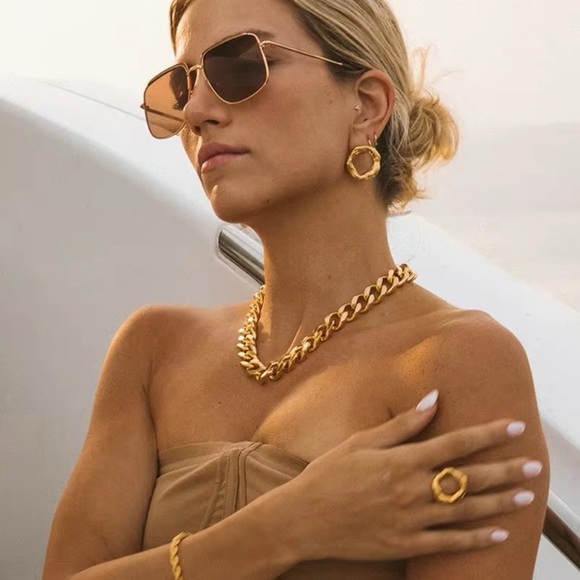 Size 8 | 18K Gold Plated Irregular Oval Hollow Ring - Picture 6 of 8